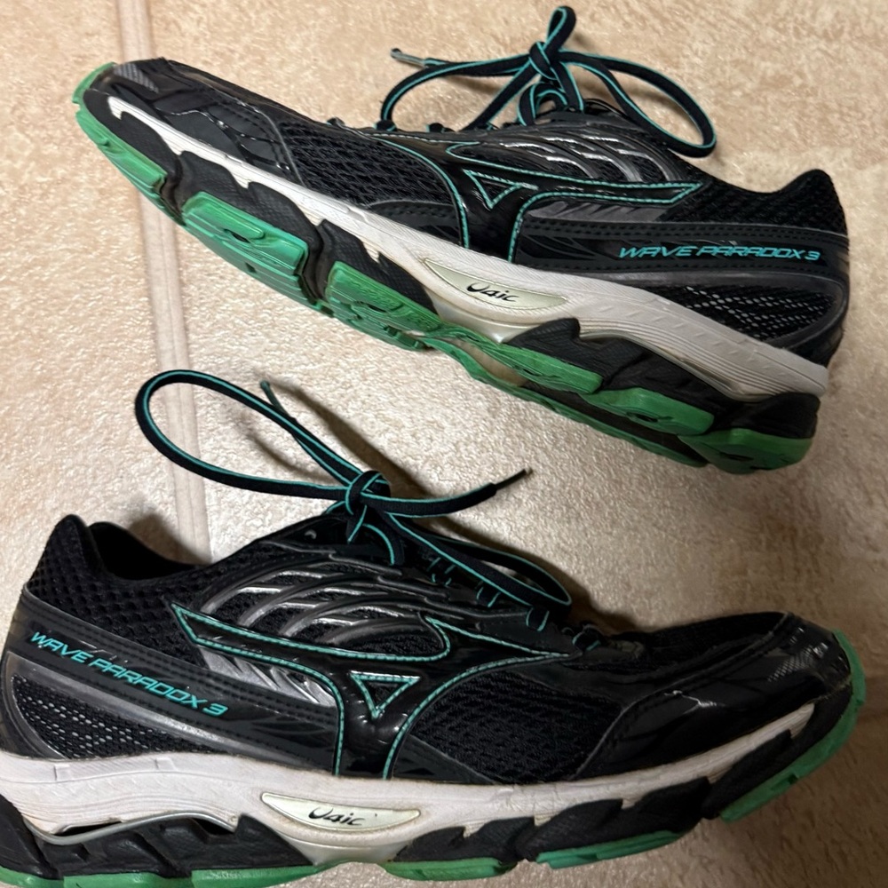 Mizuno Wave Paradox 5 Black and Green women’s Shoes